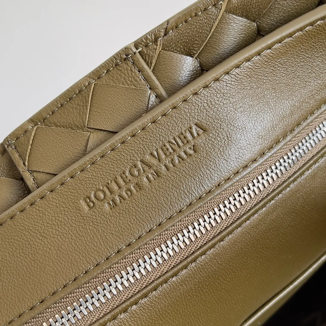 The 2023 new Andiamo batch of 2260 BV has been shipped‼ ️Really popular🔥The new Andiamo woven handbag launched by Bottega Veneta this season is really popular all over the world! ! Celebrities at home and abroad have worn it, and Oscar-winning actress Michelle Yeoh has taken it out on the street. Song Jia, Trai Yara, Yu Feihong, Sanji Ayaka, Rosie Hunting-Whiteley, Yoshioka Riho, etc. have all picked up this bag. It is classic and versatile, showing off its temperament, and the bag capacity is also large, which is very convenient for daily commuting! ! A variety of carrying methods, the shoulder straps can be adjusted by yourself, the original lambskin feels soft and delicate, and the unisex style breaks the gender boundaries and brings a more practical and long-lasting use experience. Andiamo, which has both elegant and casual styles, perfectly interprets the true appearance of "fashionable old money style". Style number: 743572 Size: 32*24*12